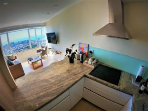 - une vue de tête sur une cuisine avec un comptoir dans l'établissement Disa Park 17th Floor Apartment with City Views, au Cap