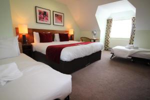 A bed or beds in a room at Best Western Ship Hotel 