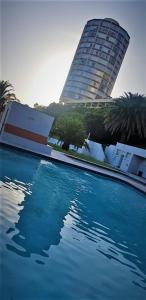 Disa Park 17th Floor Apartment with City Views tesisinde veya buraya yakın yüzme havuzu