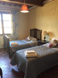 a bedroom with two beds and a window at Podere dell'Alloro in Palaia