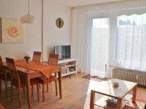 a living room with a table and chairs and a television at Ferienwohnung Francois in Höchenschwand