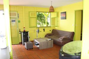 - un salon avec un canapé et une table dans l'établissement VILLA SOKA, à Les Anses-d'Arlet