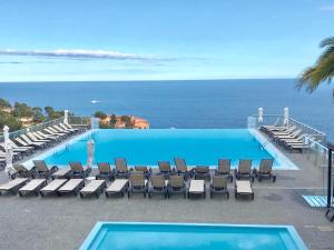 カップ・ダイユにあるCOSTA PLANA COLLECTION - Cap d'Ail - Monacoの海を背景にスイミングプール(椅子付)