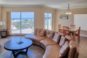 sala de estar con sofá de cuero marrón y mesa en Crystal Palms Beach Resort en St Pete Beach