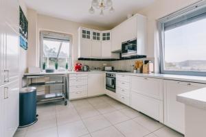 A kitchen or kitchenette at Villa Georgina