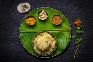 un plato verde con diferentes tipos de comida. en Sri Udupi Hotel en Thiruvananthapuram