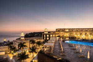 vistas a un edificio con piscina y al océano en Royal Palm Resort & Spa - Adults Only, en Playa de Jandía