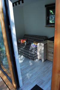 Tiny House Ruheoase في تزفيتل: غرفة نوم مع سرير وخزانة في غرفة