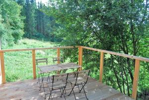 une terrasse en bois avec une table et des chaises. dans l'établissement Tiny House Ruheoase, à Zwettl Stadt