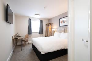 Tempat tidur dalam kamar di Paisley Pear, Brackley by Marston's Inns