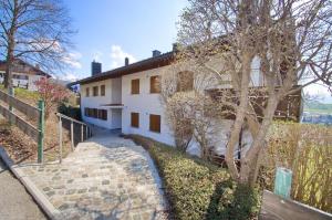 een wit huis met een boom naast een stoep bij Bildstöckle in Sonthofen