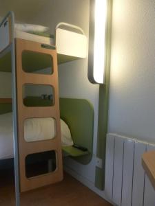 Palanda nebo palandy na pokoji v ubytování Ibis budget Dunkerque Grande Synthe