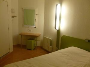 Postel nebo postele na pokoji v ubytování Ibis budget Dunkerque Grande Synthe