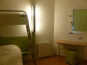 Postel nebo postele na pokoji v ubytování Ibis budget Dunkerque Grande Synthe