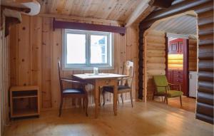 ein Esszimmer mit einem Tisch, Stühlen und einem Fenster in der Unterkunft Nice Home In Gol With Kitchen in Gol
