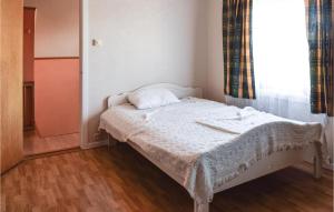 Un pat sau paturi într-o cameră la Nice Apartment In Giske With House A Mountain View