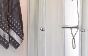 un cierre de una puerta con una toalla en 1 Bedroom Stunning Home In Grevie, en Grevie