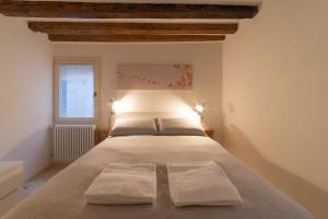 - une chambre avec un lit et 2 serviettes dans l'établissement Museums District, à Venise