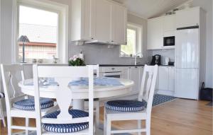 Ett kök eller pentry på Awesome Home In Timmernabben With Wifi