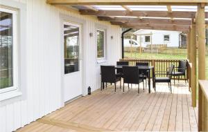 un patio con mesa y sillas en una terraza en Beautiful Home In Mlilla With Kitchen en Bäckeby