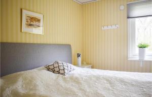 En eller flere senge i et værelse på Cozy Home In Ljungby With Kitchen