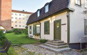 Gorgeous Apartment In Karlskrona With Wifi في كارلسكرونا: منزل صغير مع باب أخضر وسلالم