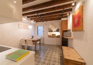une petite chambre avec une table et une cuisine dans l'établissement Museums District, à Venise