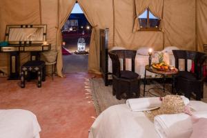 Postel nebo postele na pokoji v ubytování Ammar Luxury Camp