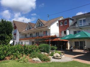 un hotel con jardín frente a un edificio en Landhotel zur Linde, en Loßburg