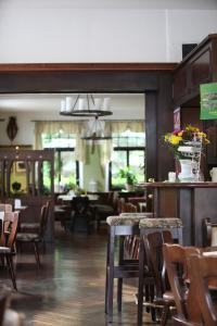 a dining room with tables and chairs and a restaurant at Schwarzes Ross in Arnsdorf