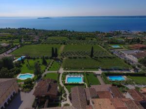 The swimming pool at or close to Residence Corte Ferrari -Ciao Vacanze-