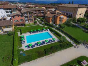 The swimming pool at or close to Residence Corte Ferrari -Ciao Vacanze-