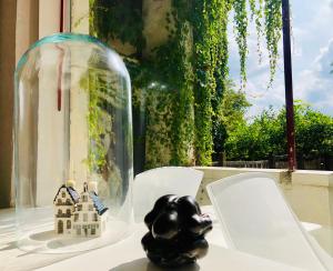 eine Glaskuppel mit einer Spielzeugburg auf dem Tisch in der Unterkunft Light and Spacious Getaway House in Arnhem