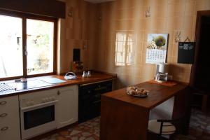 A kitchen or kitchenette at casa en la montaña leonesa