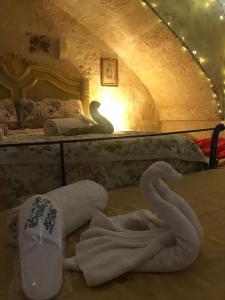een kamer met een bed en handdoeken op de vloer bij Palazzo Savoia 1856 in Fasano