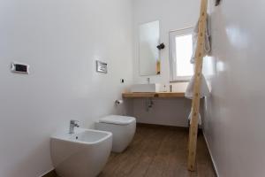 A bathroom at GUEST HOUSE IL LEONE Még 17 kép