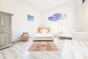 sypialnia z łóżkiem i dywanem na podłodze w obiekcie ATLANTA apartment is in the heart of Budapest w Budapeszcie