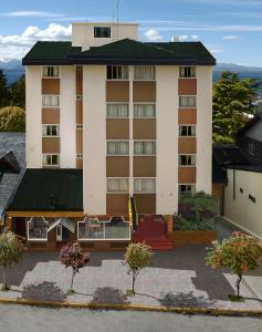 un gran edificio con porche y balcón en Hotel Aconcagua, en San Carlos de Bariloche