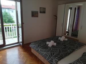 1 dormitorio con cama y ventana grande en Apartman Lidija en Livno