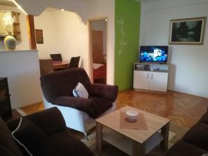 sala de estar con 2 sillas y mesa de centro en Apartman Lidija en Livno