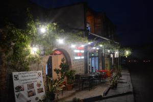Bangunan di mana terletaknya rumah tamu ini