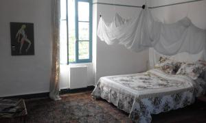 Postel nebo postele na pokoji v ubytování le jardin du controleur