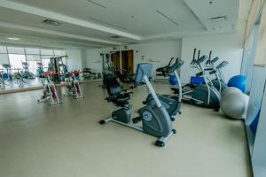 a gym with several exercise bikes and tread machines at Apartamento en Lujoso Edificio H2 Plaza Bocagrande in Cartagena de Indias