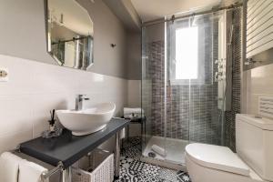 e bagno con lavandino, servizi igienici e doccia. di Dante Experience Apartment a Firenze