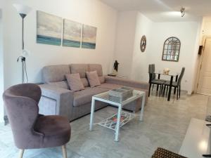 sala de estar con sofá y mesa en Apartamento Puerto Banús, en Marbella