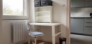 un escritorio blanco y una silla en la cocina en Le Bas Rebberg - Face Gare, en Mulhouse