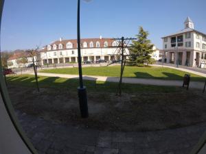 Una vista de un parque con un edificio al fondo. en La magie de Disney, en Bailly-Romainvilliers
