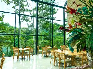 Summit Rainforest Golf Resort & All Inclusive餐厅或其他用餐的地方