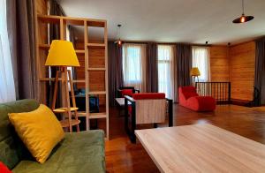 un soggiorno con un divano e un tavolo di Hotel Migu Yard a Kazbegi