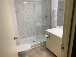 ein Bad mit einer Dusche, einem WC und einem Waschbecken in der Unterkunft McCoy's Inn in Ripley